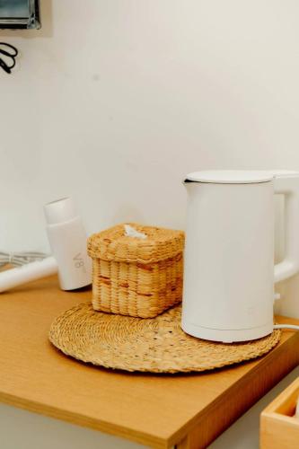 a toaster and a basket on a counter at Patcharapon Resort in Ban Pong