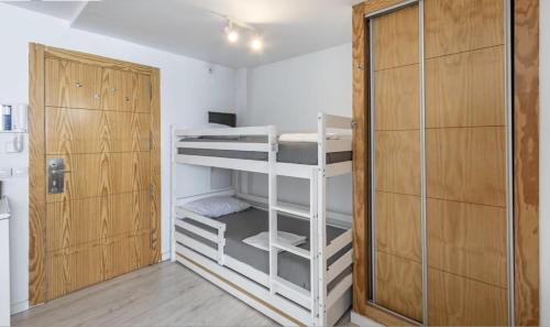 a room with two bunk beds and a closet at Montegorbea Studio superior con parking privado incluido NEVADAHOME in Sierra Nevada