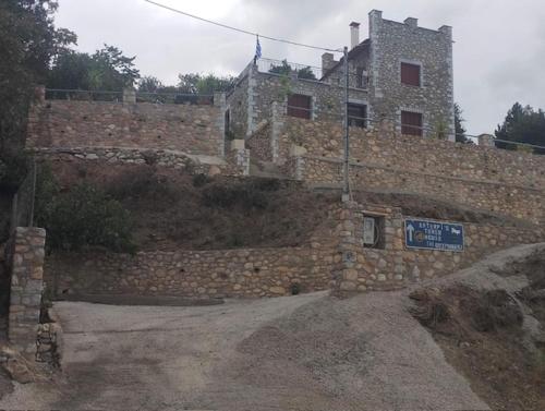 Galeriebild der Unterkunft Efterpi's Tower House! εύ τέρπω she who brings joy in Tóriza