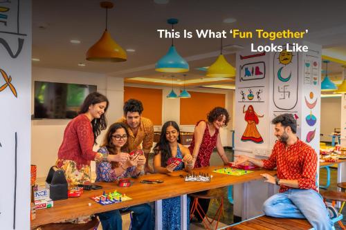 un grupo de personas sentadas alrededor de una mesa en goSTOPS PLUS Udaipur Gulab Bagh, en Udaipur