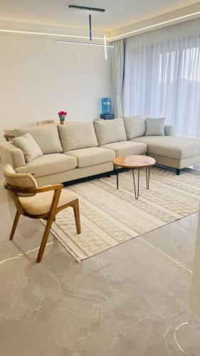 Posezení v ubytování executive catchy two bedroom apartment with swimming pool fully furnished gym ample parking space children playing ground and amazing city views in lavington