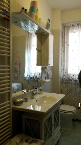 モンタルチーノにあるL'Incantoのバスルーム(洗面台、トイレ付)