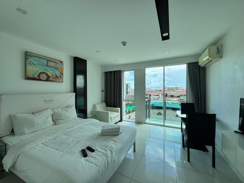 a bedroom with a bed and a view of a pool at City Center Residence & Hot Hot Hot in Pattaya Central