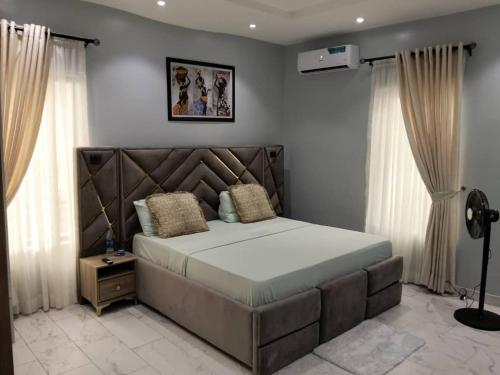 a bedroom with a large bed in a room at Evarest Metrostay Global in Iranla