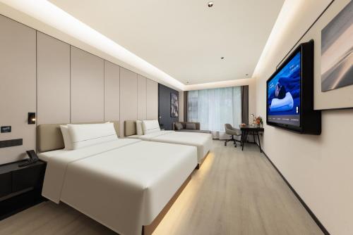 Postel nebo postele na pokoji v ubytování Atour Hotel Guangzhou Yuexiu Taojin Subway Station -Free shuttle bus to Canton Fair