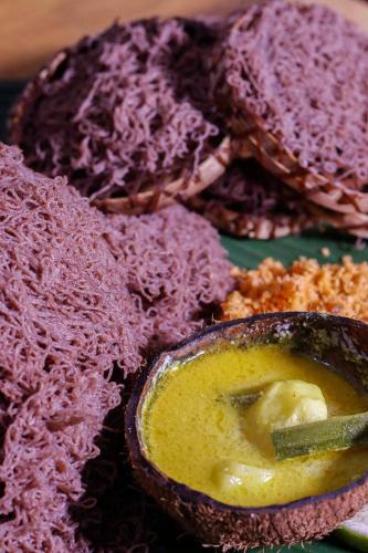 um close de um prato de comida com mostarda amarela em Sigiri Tree Cabana em Sigiriya