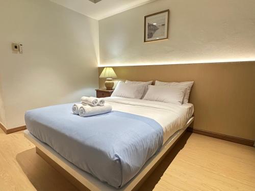 a bedroom with a large bed with towels on it at Yukata Space 