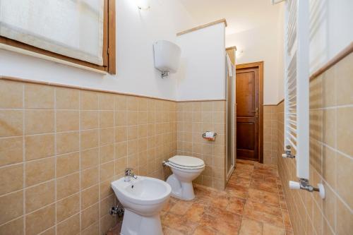 a bathroom with a toilet and a sink at Casa Baiocco in Città della Pieve