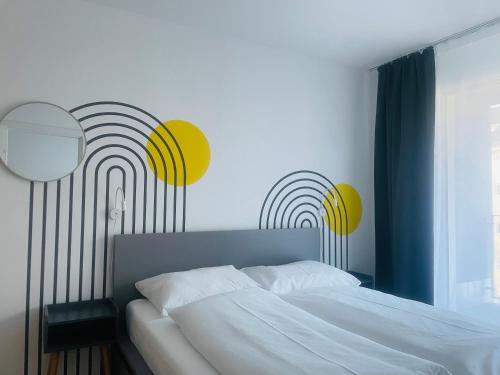 - une chambre avec un lit jaune et blanc dans l'établissement APSTAY City Prime I Parking option I Self Check-in, à Graz