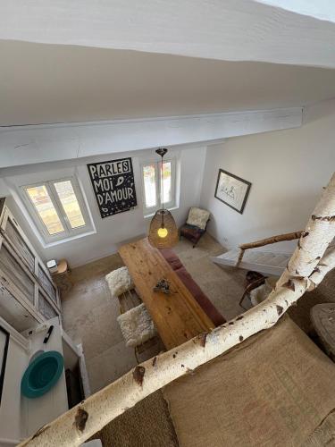 an overhead view of a living room with a wooden table at Maison Nomade, Clim - Terrasse in Arles
