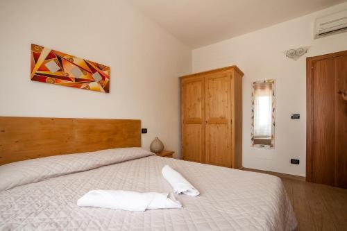 a bedroom with a large bed with white sheets at I Due Orfici in Cona