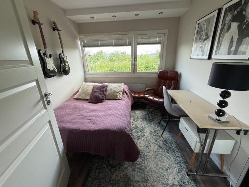 Ruang duduk di 2 rooms in 100 sqm apt