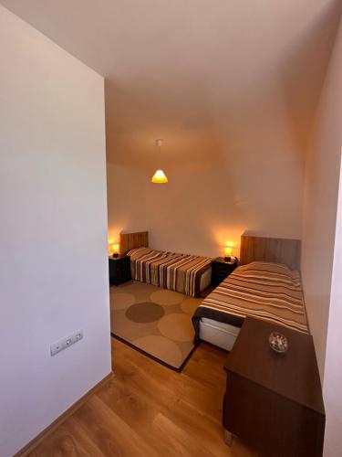 Un dormitorio con dos camas y una mesa. en Private large apartment in Iglika 2 for 4 people, en Borovets