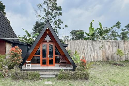 Taman di luar The Kabayan Pangalengan Mitra RedDoorz