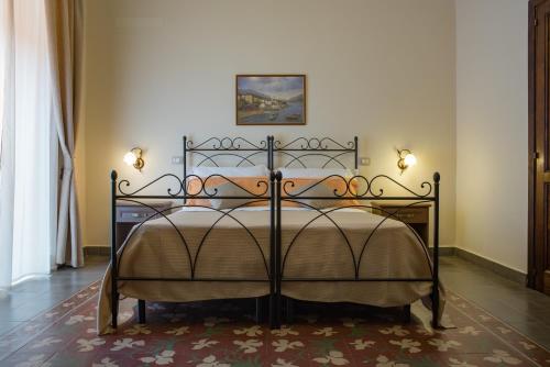 เตียงในห้องที่ B&B Palazzo Tornabene