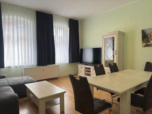 a living room with a table and a couch at Ferienwohnung Otto der Reiche in Ballenstedt in Ballenstedt