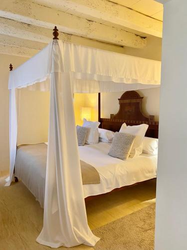 Postel nebo postele na pokoji v ubytování Son Gener Hotel Spa