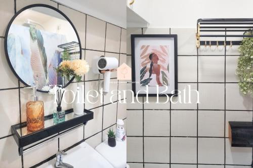 une salle de bain avec un miroir et un lavabo dans l'établissement The Suite Peach Tagaytay City, à Tagaytay