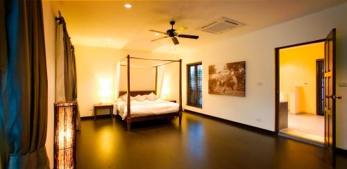 een slaapkamer met een bed en een plafondventilator bij Luxury Pool Villa - Sawan - 4 Bedroom in Hua Hin