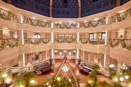 an image of the lobby of a hotel with a christmas tree at Disneyland® Hotel in Chessy