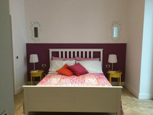 Cama ou camas em um quarto em LuRe Holiday Napoli 2