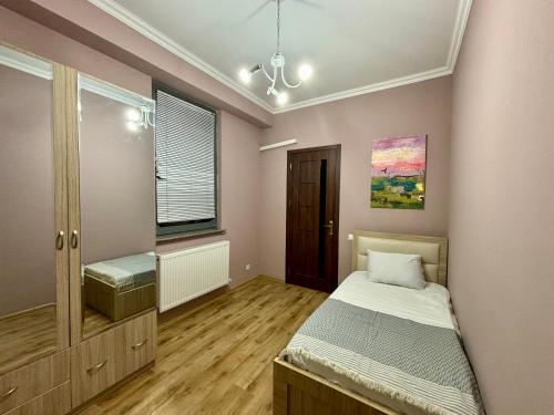 Ένα ή περισσότερα κρεβάτια σε δωμάτιο στο Luxury 2 Bedroom Apartment with Parking & Mtatsminda View Alexidze 13