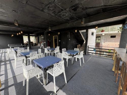 Restoran atau tempat lain untuk makan di Hotel Moon Blaze " Near Mall Road " Bonfire ! Open Terrace ! Personal Parking