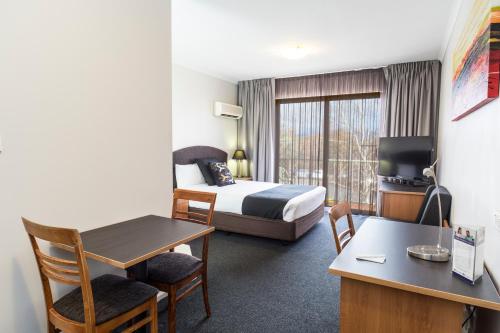 เตียงในห้องที่ Alpha Hotel Canberra