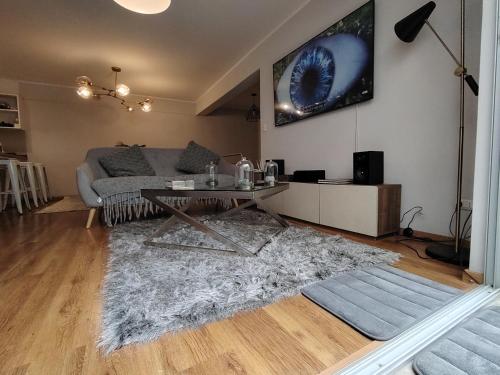 a living room with a table and a couch at LUXURY APARTMENT PISCINA Miraflores in Lima