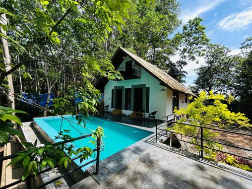 una villa con piscina y una casa en Citron Villa, en Koggala
