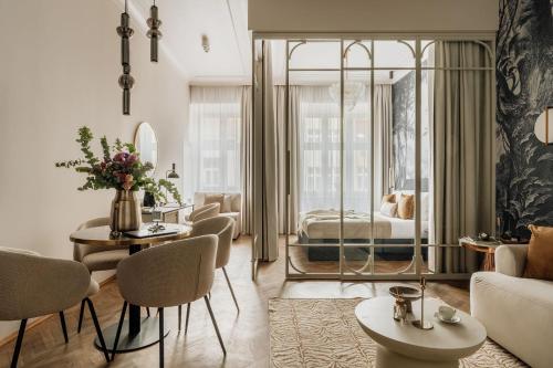 een woonkamer met een bank en een slaapkamer bij Flo Boutique - LoftAffair Collection in Krakau