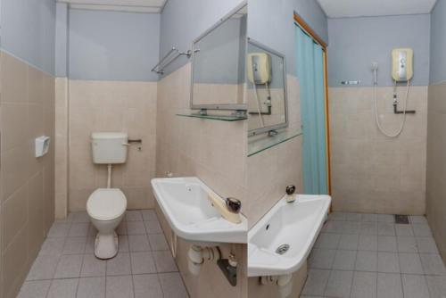 マラッカにあるHotel Q Banda Kaba Near Red Buldingの洗面台とトイレ付きのバスルーム