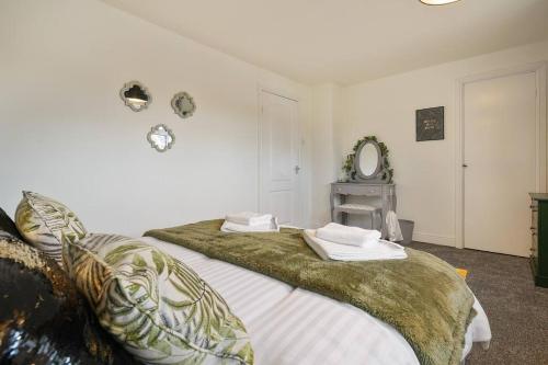 a bedroom with a bed with two towels on it at North Lincs Cosy Home in Messingham