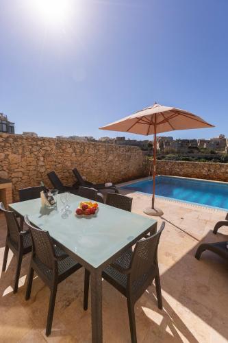 Πισίνα στο ή κοντά στο Make a Splash! 3BR Farmhouse, Pool & Country Views
