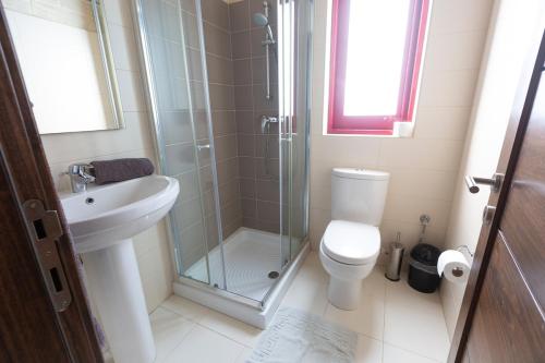 Ένα μπάνιο στο Make a Splash! 3BR Farmhouse, Pool & Country Views