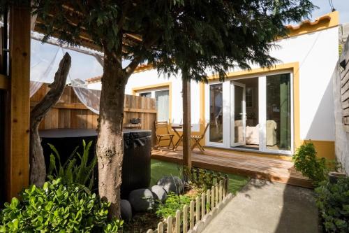 Cozy home with jacuzzi - near the airport