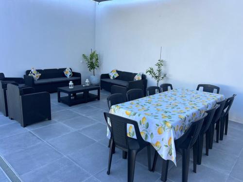 a dining room with a table and chairs and a couch at Lugar do Paraíso - duas casas, uma só experiência - Vila do Conde in Touguinho