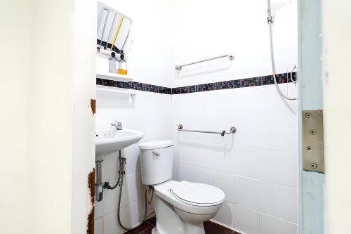 a bathroom with a toilet and a sink at Oh My Naptel Nana Soi 3 -โอมาย แนปเทล ซอย 3 in Makkasan