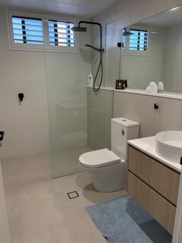 een badkamer met toilet, douche en wastafel bij Elite Stay Ladies Only in Port Macquarie