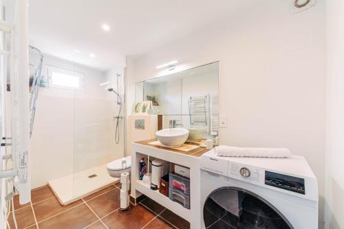 a white bathroom with a sink and a shower at Cocoon Bleu T2 Cosy Gare et Centre à Pied in Fréjus
