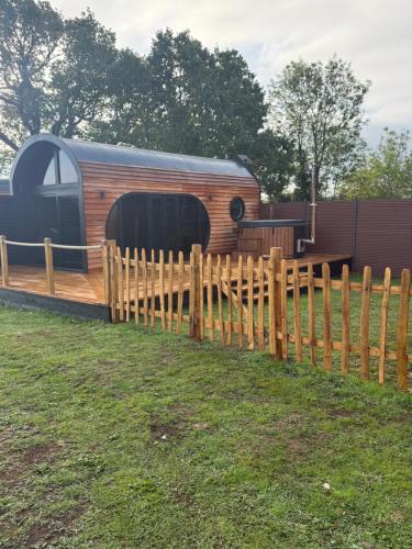 Κήπος έξω από το Luxury Tiny Home next to Belfry Golf Course