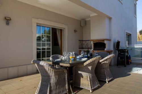 Luxury Villa with Private Pool, Gym & Leisure Room by Gale Beach LM25