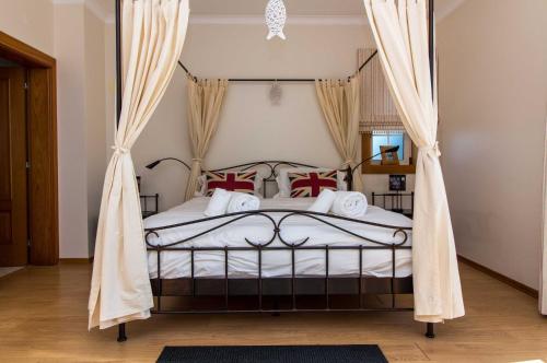 Luxury Villa with Private Pool, Gym & Leisure Room by Gale Beach LM25