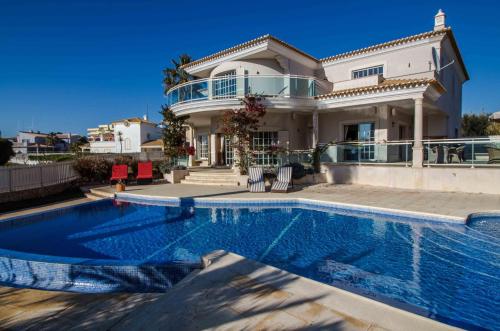 Luxury Villa with Private Pool, Gym & Leisure Room by Gale Beach LM25