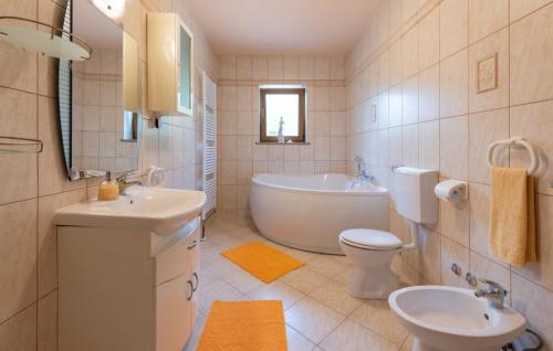 Ένα μπάνιο στο Apartman Kalac by Villas Guide