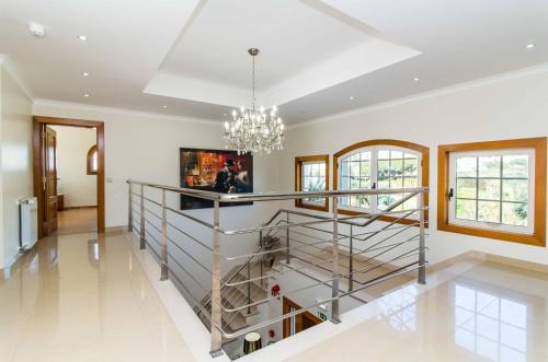 Luxury Villa with Private Pool, Gym & Leisure Room by Gale Beach LM25
