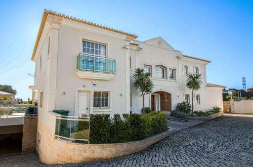Luxury Villa with Private Pool, Gym & Leisure Room by Gale Beach LM25