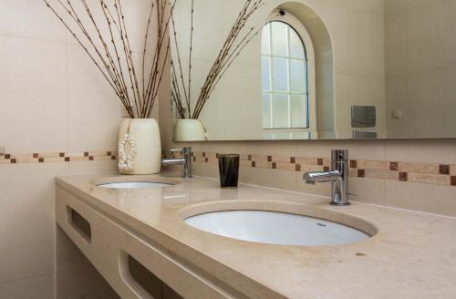 Luxury Villa with Private Pool, Gym & Leisure Room by Gale Beach LM25