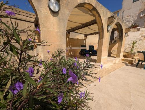 シャーラにあるGozitan Charm in Xaghra with Poolの紫花の家