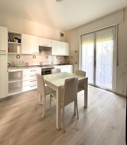a kitchen with a white table and chairs in a room at Appartamento Santa Lucia in Marano Vicentino